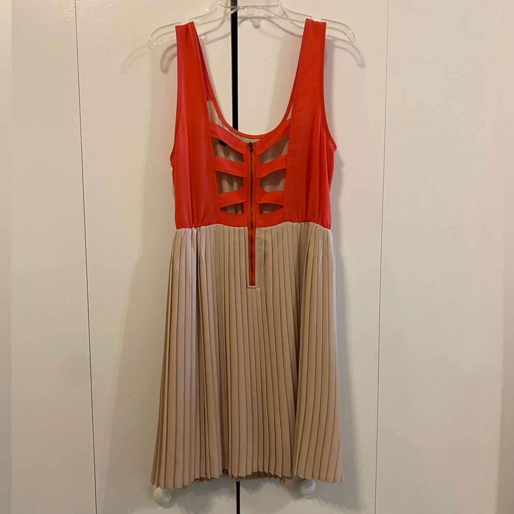 🫀 2/$20 C Luce beige and hot pink pleated dress with open back